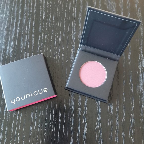 Younique Pressed Shadow with Single Compact - Alluring - Picture 2 of 3